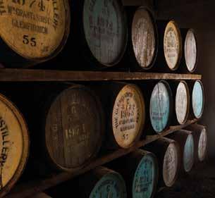 bourbonu, v sudech od sherry a v sudech od bourbonu, kde zrála uvedených 15 let, a poté se přelila do tzv. virgin oak, tj.