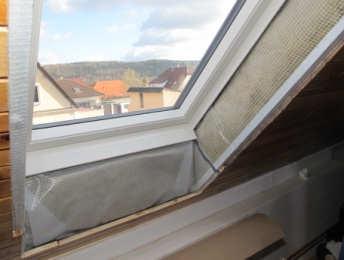 Izolační profily pro nadkrokevní izolaci umožňují osazení střešního okna do nadkrokevní izolace bez tepelných mostů.