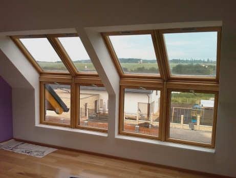 FASÁDNÍ OKNA pro sestavu s prémiovými střešními okny DŘEVĚNÁ DŘEVĚNÁ s polyuretanovým povrchem Fasádní okna FENESTRA jsou konstruována výhradně pro sestavu se střešními okny.