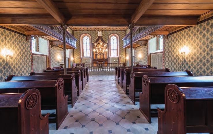 Heřmanův Městec. Interiér synagogy. / Synagogue interior. הר מאנוב מסטץ. פנים בית הכנסת. usadil v Čáslavské ulici Salamon Spitz, koncem 19. století již náleželo Židům 15 domů na Palackého náměstí.