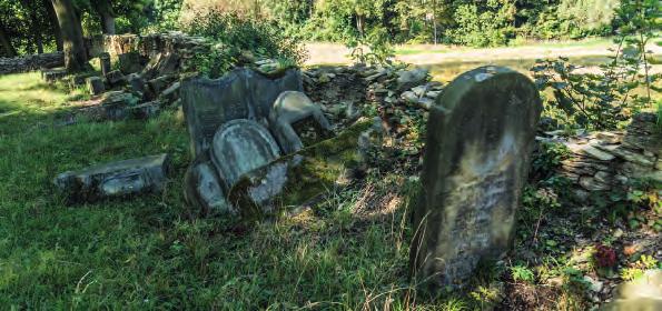 Přestavlky. Hřbitov s povalenými náhrobky. Toppled tombstones at the cemetery. pohřbů se uskutečnilo v první polovině 20. století, nelze již dohledat.