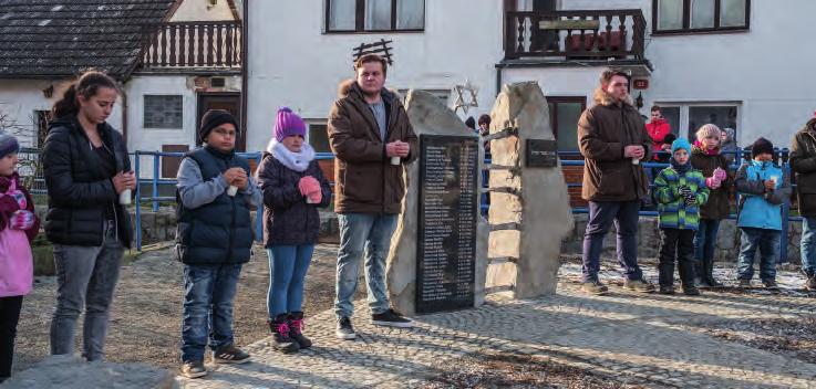 Hroubovice. Slavnostní odhalení památníku obětem holocaustu (2017). Holocaust Monument unveiling ceremony (2017). הרואבוביצה. טקס גילוי המצבה של האנדרטה לקרבנות השואה )2017(. lehly zkáze.