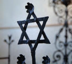 Luže. Detail kované Davidovy hvězdy v interiéru synagogy. / A detail of the forged Star of David decorating the synagogue interior. לוז ה. מגן דוד ממתכת רקועה בפנים בית הכנסת, פרט.