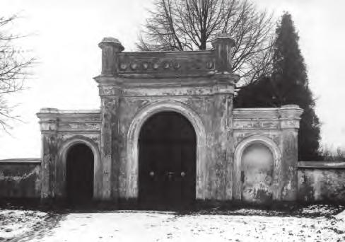 Polička. Dobový snímek vstupní brány na hřbitov. A cemetery entrance gate a period photograph.