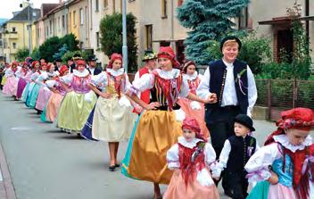 Od radnice už byla trasa stejná jako loni. Po třech letech usilovné práce jsme si letos poprvé nepůjčovali žádný kroj.