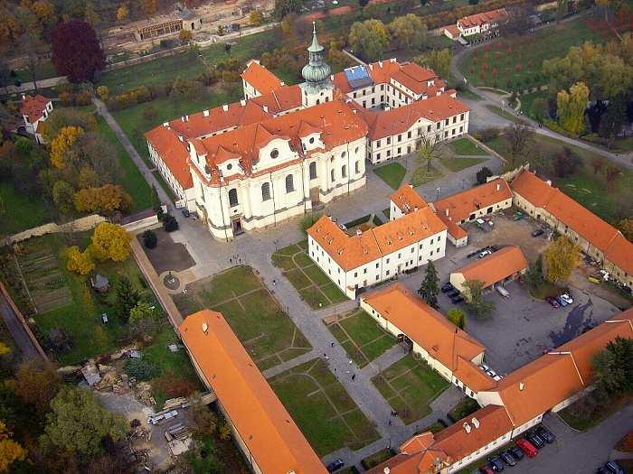 Břevnovská knihovna Břevnovská knihovna obnova kláštera po třicetileté válce barokní stavby Kryštof a Kilián Ignác Diezenhoferové r. 1757 pruská invaze r. 1788 6.