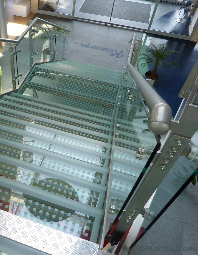 Půdorysné řešení schodiště Průchodná šířka schodišťového ramene Konstrukce zábradlí a madel může do průchodné šířky ramene zasahovat maximálně 100mm.