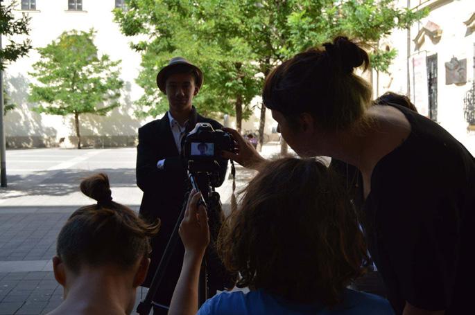 Filmová dílna (základy filmového jazyka v praxi) Program studentům představuje především práci s kamerou a filmovou řečí.