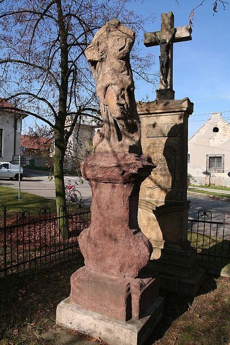 Barokní socha Bolestné Panny Marie z červeného pískovce z doby před rokem 1745 byla realizovaná z popudu hraběnky Marie ze Šternberka.