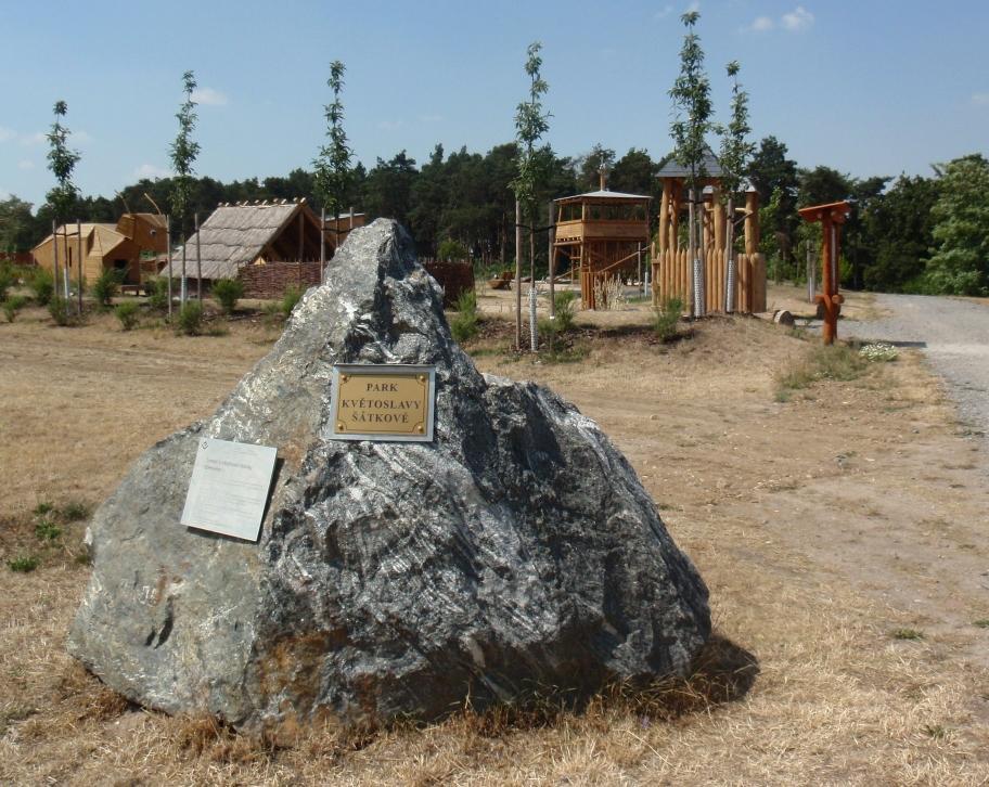 Na kameni je tabulka, ze které se dozvídáme, že park nese jméno Květoslavy Šátkové.