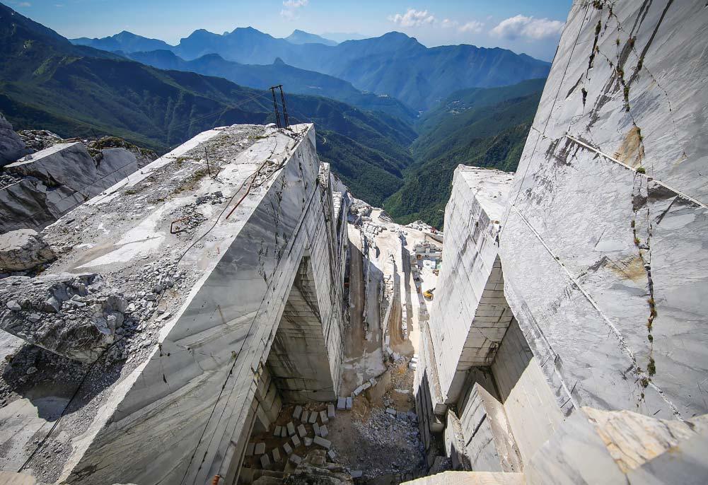 Mramorový lom Cervaiole v Monte Altissimo Stone SX 80 CRISTAL Rychleschnoucí bílé tenkovrstvé lepidlo s krystalickou vazbou vody pro kladení keramických dlaždic a desek z přírodního kamene Pro