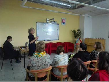 Paní ředitelka Mgr. Katarína Šušoliaková (vlevo) při zahájení prohlídky. Knihovny regionu se aktivně zapojují do všech celostátních projektů SKIP.