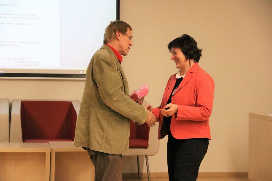 čtenářské tramvaje a v roce 2017 první cenu v mezinárodní soutěži knihovnických videí IFLA A Corto di Libri s videem Chvíli se zdržím. Gratulace dr.