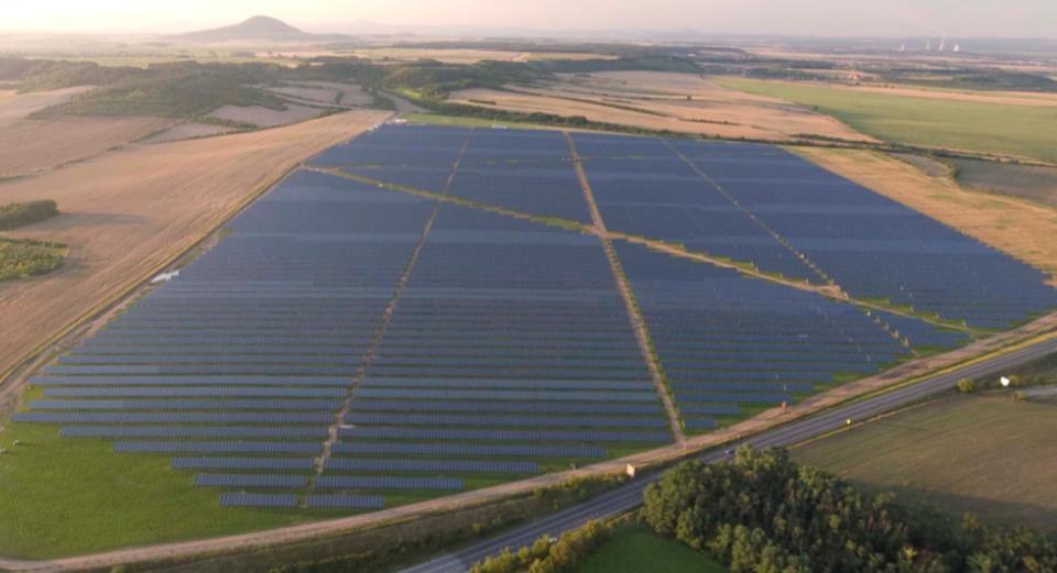 35 MW p FV elektrárna Vepřek 186 960 panelů (185W p and 190W p ) Phonosolar 3300 SMA 10 kw a 11 kw