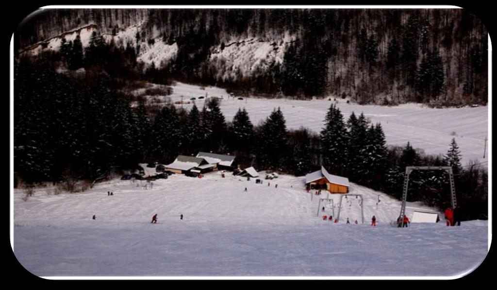 Prekrásne lyžiarske stredisko Vyšné Krátke leží v malebnej dedinke Ľubochna. Mohutné stromy v zelenom šate lemujú úchvatnú zjazdovku, ktorú sprevádza bystrý potôčik.