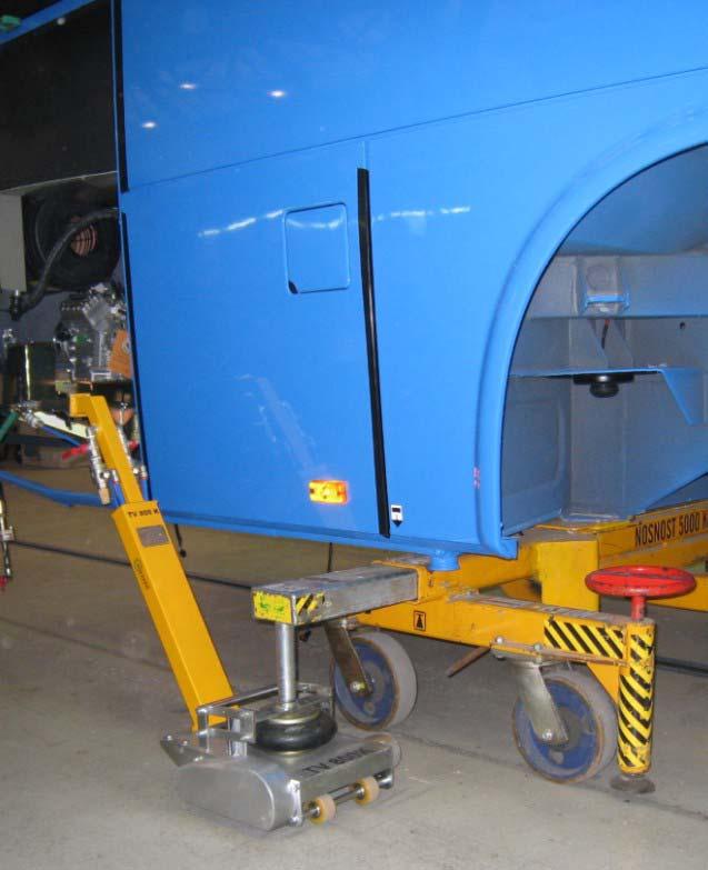 vedený tahač na montážních linkách kolových vozidel s dokonale rovnou, hladkou a suchou podlahou za podmínky, že je k dispozici tlakový vzduch požadovaných parametrů.
