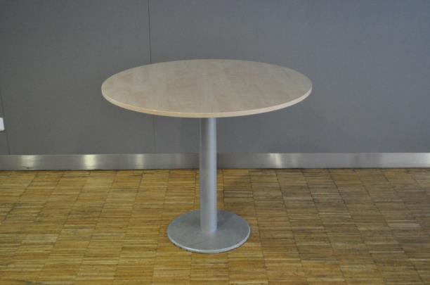 Barový stolek (výška 120cm, průměr 50 nebo 85 cm) Kulatý stolek nízký (výška 80 cm, průměr 85 cm) 7 Kontakty v případě potřeby je možné kdykoli se obrátit na pracovníky