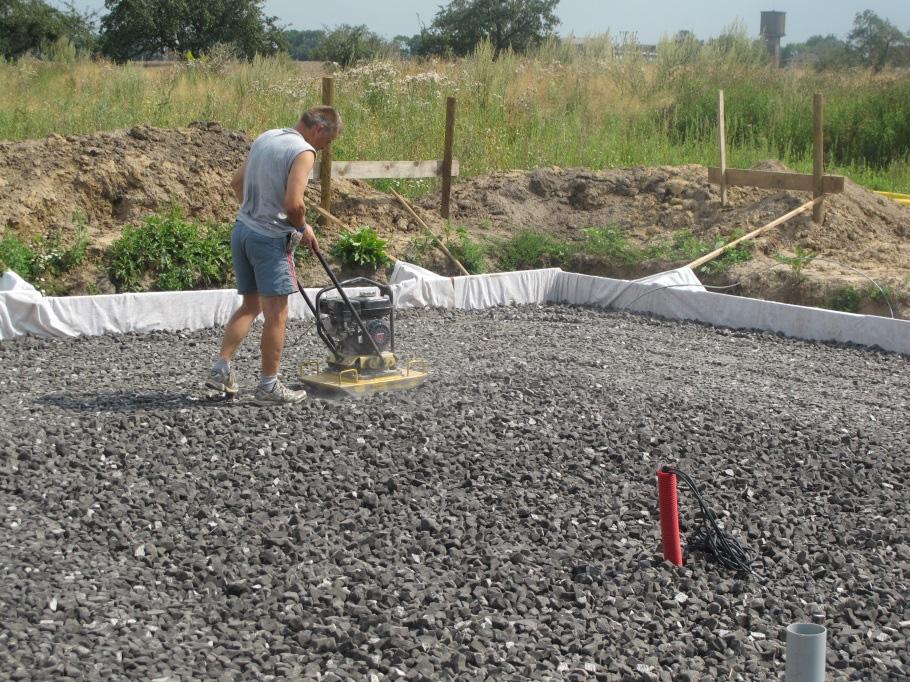 Dle statického výpočtu je navržena železobetonová deska z betonu C25/30 vyztužená kari sítí 100/100/8 mm při dolním a horním povrchu. Vyztužení železobetonové desky vychází 100 kg/m 3 betonu.