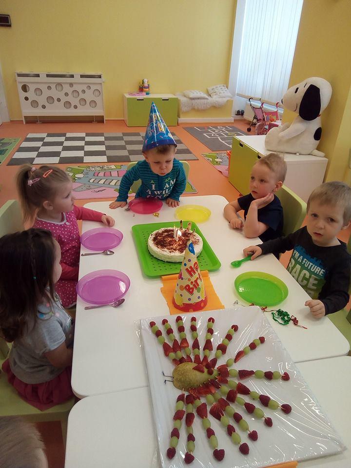 9. ŠKOLIČKA NA NÁMĚSTÍ Dne 1.9.2017 jsme otevřeli již pátý prostor Sedmikrásky Žatec. Jedná se o prostor, kde nabízíme péči o děti od 10 měsíců.