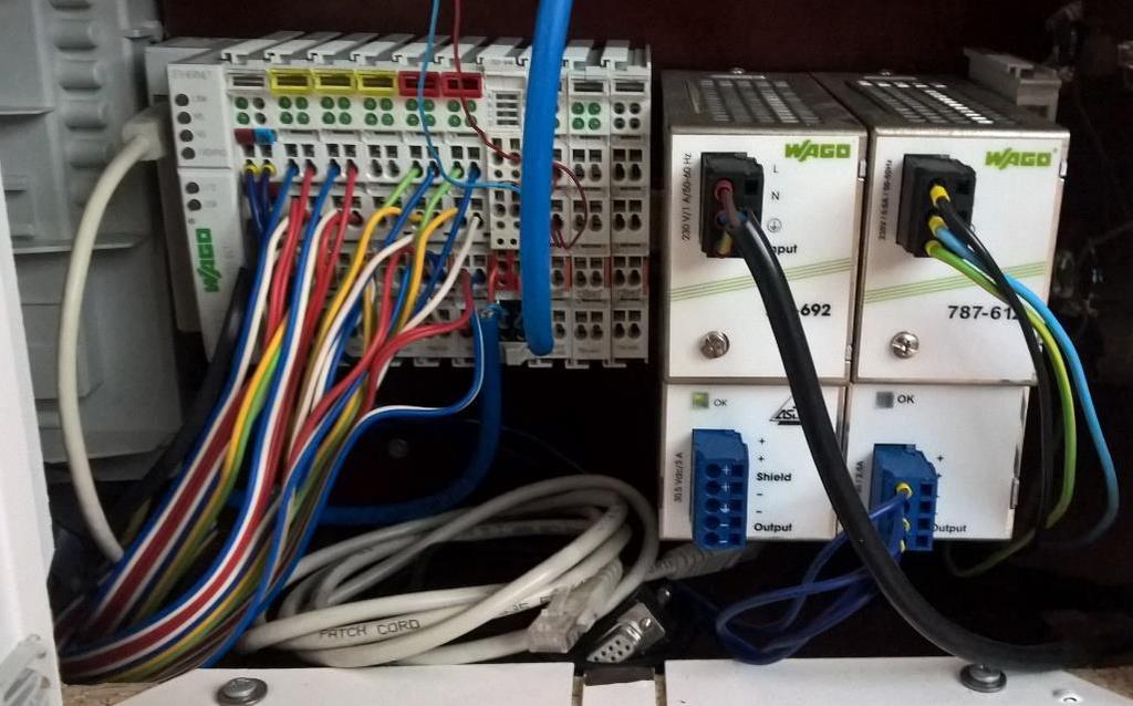 Obrázek 19 Část rozvaděče VO s řídícím systémem WAGO PFC200 Controller (foto: vlastní) Pro řízení osvětlovacích soustav se využívají různé druhy komunikace mezi řídicím systémem, dispečinkem a