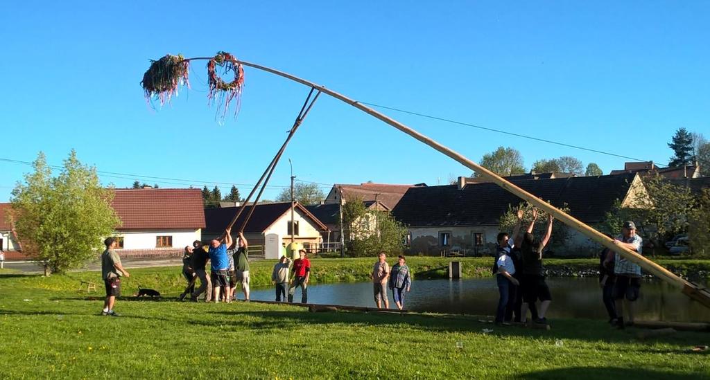 Duben 2018 Během měsíce dubna přišly po dlouhé zimě jarní až letní teploty, kdy rtuť teploměru sahala někdy k 27 stupňům. V Číhani lidé zahájili práce na svých zahrádkách a zemědělci na polích.