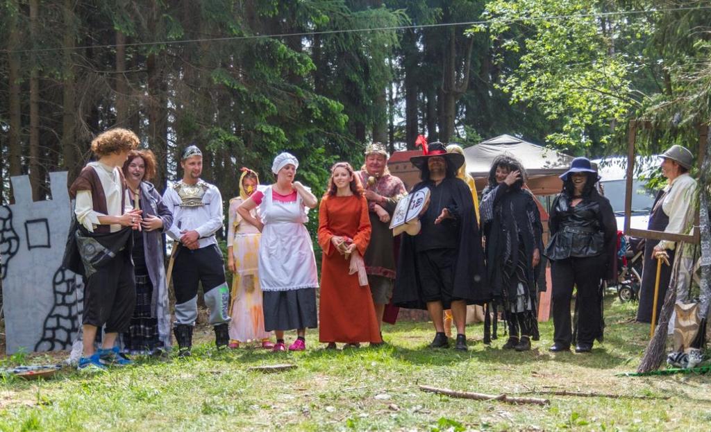 Největším zážitkem pro všechny zde byl výstup na nejvyšší věž, odkud je nádherný výhled do dalekého okolí. Po prohlídce jsme se vydali domů a to na Sušici, Kolinec.