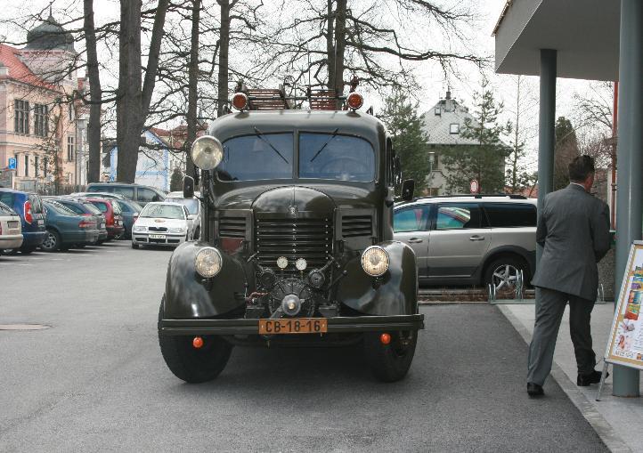 je vystavena historická nebo nejnovější technika,