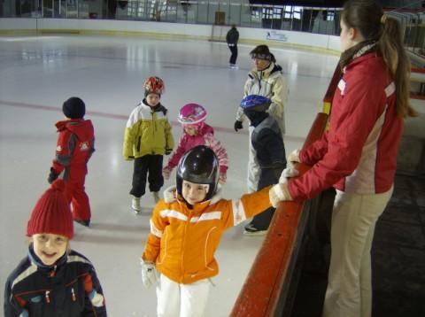 6.12 RČUĽOVANIE Do korčuľovania zaraďujeme všetky základné spôsoby pohybu na korčuliach, korčuliarske činnosti a hry.