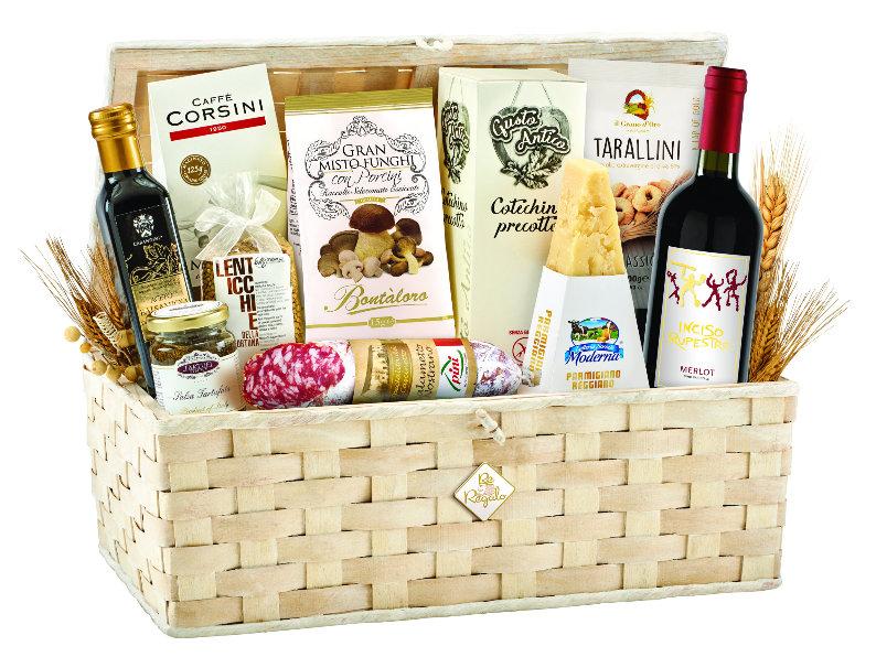 Cotechino 250g 1 x balení mleté kávy aromatické Corsini 125 g 1 x láhev červeného vína Merlot Inciso Rupestre 750ml 1 x výseč sýrů Parmigiano Reggiano zrajícího 36 měsíců 250g 1 x vánoční klasická