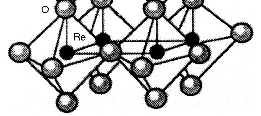 kationty B(Ti 4+ ), obklopenými aniontovými oktaedry (O 2- ) a atomů Cl kationty A (Ca 2+ ).