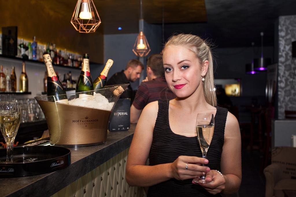 HOSTESKY A PROMOTÉŘI Sháníte charismatické, spolehlivé, zkušené a krásné hostesky či modelky na