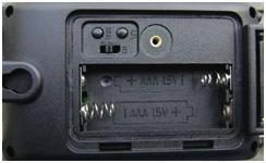 Tlačidlá vonkajšieho senzora 2 3 1 1: prepínač čísla komunikačného kanála (musí byť zhodný s číslom kanála na základni) 2: tlačidlo TEST 3: tlačidlo prepínania teploty ( C/ F) Prepínačom RF kanála