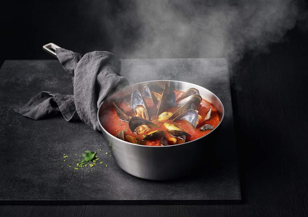 MULTIFUNKČNÍ TROUBY * -0 % SOUSVIDE SENSOR Energetická třída SousVide pára Senzor vlhkosti Teplotní sonda Teleskopické výsuvy Jemné dovírání dvířek Možnost pečení na úrovních Chladné na dotyk CTLUXE