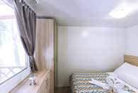 UBYTOVÁNÍ: všechny bungalovy mají 2 oddělené ložnice jednu s manželským lůžkem a druhou se 2 lůžky a závěsným lůžkem (vhodné pro děti nebo