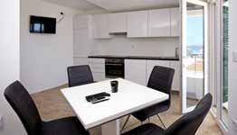 UBYTOVÁNÍ: Apartmán A2+2 pro max 4 osoby jedna oddělená ložnice s manželským lůžkem, obývací místnost s kuchyňským koutem a rozkládacím gaučem až pro 2 osoby, mikrovlnná trouba, rychlovarná
