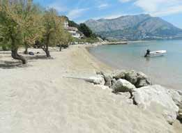OMIŠSKÁ RIVIÉRA OMIŠ - DUĆE APARTMÁNY A PENZIONY DUĆE LETOVISKO S PÍSEČNOU PLÁŽÍ POLOHA: letovisko Duće jako jedno z mála v Chorvatsku má nádherné písečné pláže.