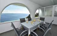 Dvě studia mají stinný balkón z boku budovy s bočním výhledem na moře. Apartmány pro 4, 5 nebo 6 osob s prostornou krytou terasou s arkádami a s nádherným výhledem na moře.