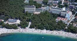 MAKARSKÁ RIVIÉRA MAKARSKA HOTEL BIOKOVKA DÍTĚ DO 7 LET ZDARMA LÁZEŇSKÝ HOTEL POLOHA: lázeňský hotel se nachází v piniovém háji přímo u pláže a pouhých 10 minut chůze od centra letoviska Makarska.
