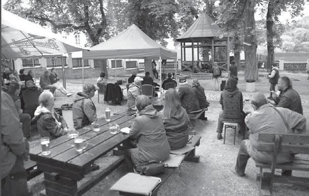Zveřejnění je zdarma. Prosíme všechny přispěvatele, aby si vyzvedli fotografie, které nechali zveřejnit v rodinné kronice.
