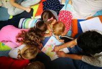 Bedýnky příběhů jsou tvořivé dílny pro děti ve věku v rozmezí cca 5 až 12 let. Každá dílna je zaměřená na jednu zemi, ze které pochází početná skupina cizinců žijících v České republice.