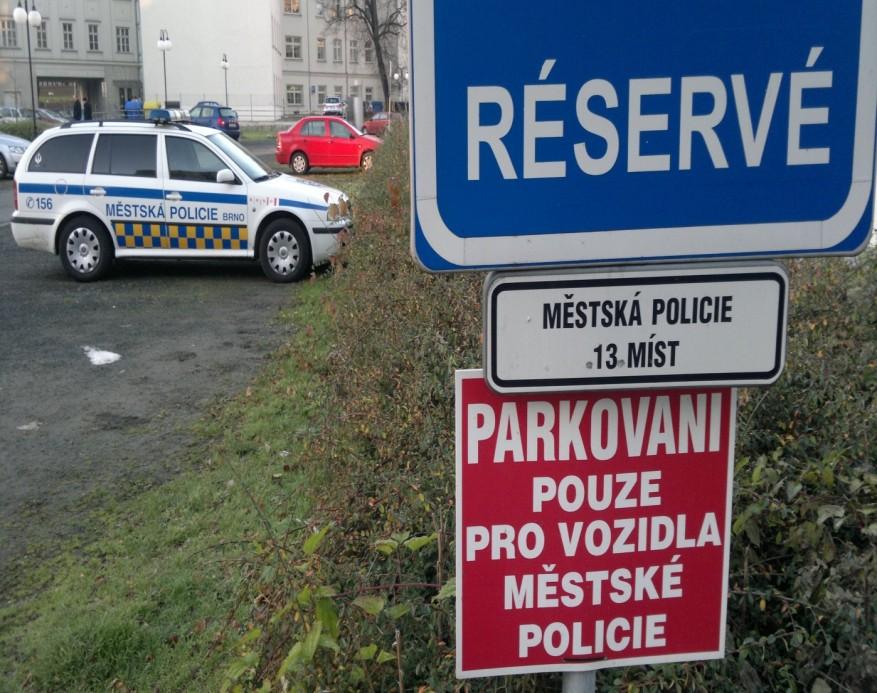 linka 156 Městská a Obecní policie Volejte v případě: vandalismu drobné