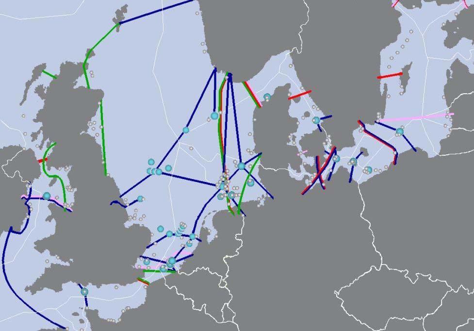 Mapa 7: Znázornění možné koncepce mořské sítě pro severní moře a Baltské moře (scénář smíšeného přístupu, který ukazuje existující (červená) a plánovaná (zelená) přenosová vedení a přenosová vedení