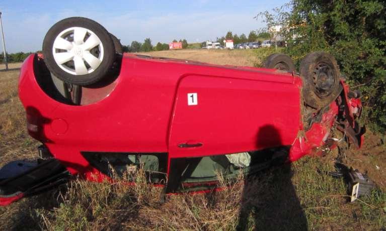 Obr. 3.20 Havárie vozidla Toyota vyjetí mimo vozovku při průjezdu křižovatkou Vyjetím vozidla z neznámé příčiny mimo komunikaci a následným nárazem do stromu a převrácením se na střechu. Obr. 3.21 - Havárie vozidla Opel s nárazem do stromu 3.