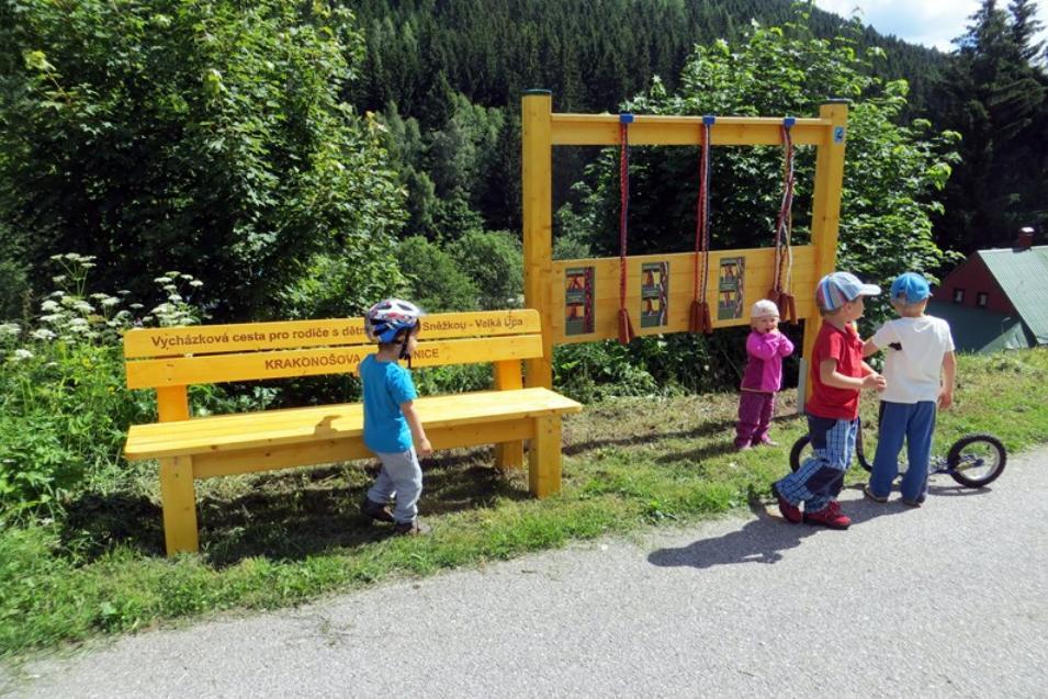 5. ČERNÁ HORA - PEC POD SNĚŽKOU VELKÁ ÚPA Délka: 5,5 13 km Povrch: Černá hora Pec: zpevněná cesta, Pec Úpa: asfalt Vhodné pro: kočárek ano, odrážedla, kola ano Výchozí bod: Pec pod Sněžkou, případně