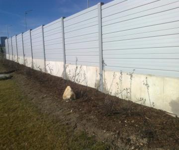 ) Lehký, ale velice odolný a pevný panel lze využít jako protihluková stěna u dálnice či železnice, jako protihluková demontovatelná zástěna na stavbě, protihlukový plot okolo
