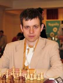 8.2 David Navara Tento český šachový velmistr se narodil 27. 3. 1985. Šachy začal hrát v šesti letech, kdy se učil z učebnic a také ho trénovali přední šachoví trenéři.