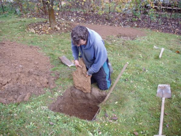 Vzhledem ke špatným půdním podmínkám, které se na pokusné ploše vyskytují nekvalitní půda s poměrně velkým zastoupením kamenité frakce, nízkou živinovou hodnotou a častým poškozením plodin hlodavci,