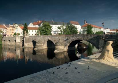 Od okolního terénu je zámek oddělen příkopem, přes který vede most do průjezdu. Své pojmenování zámek získal díky své poloze vysoko na skále nad údolím Vltavy.