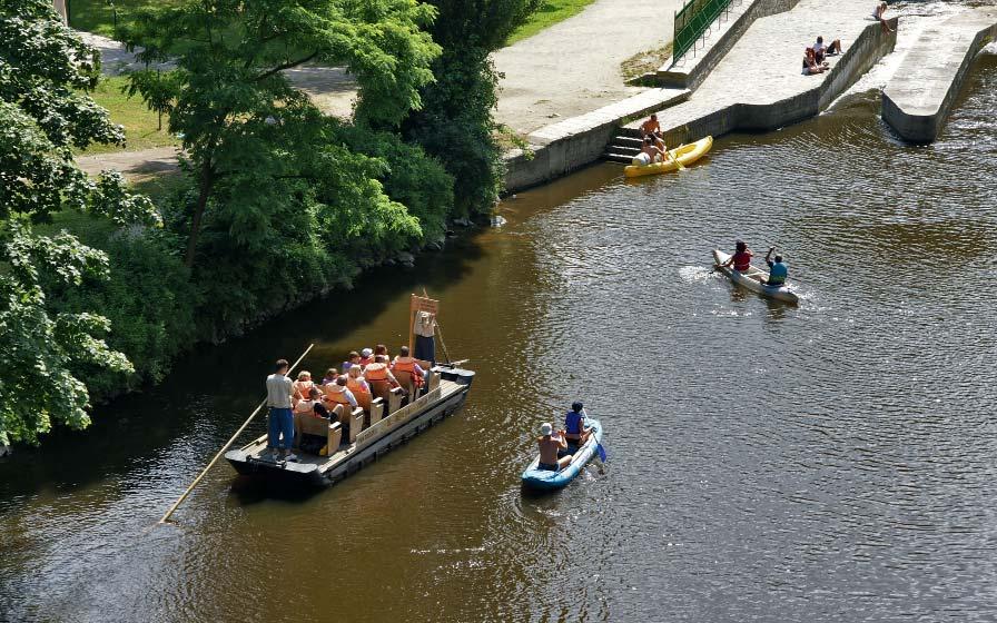 Tip na zážitek Pravým dobrodružstvím je plavba na voru po meandru řeky Vltavy, která vám