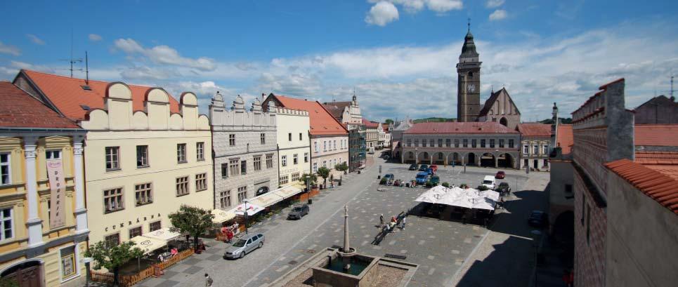 Co navštívit... Město Jindřichův Hradec První písemný záznam o městě ležícím na 15. poledníku zemské šířky pochází z první poloviny 13. století.